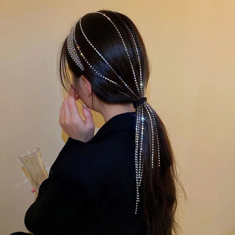 طوق مزين بسلاسل مرصعة بالكريستال