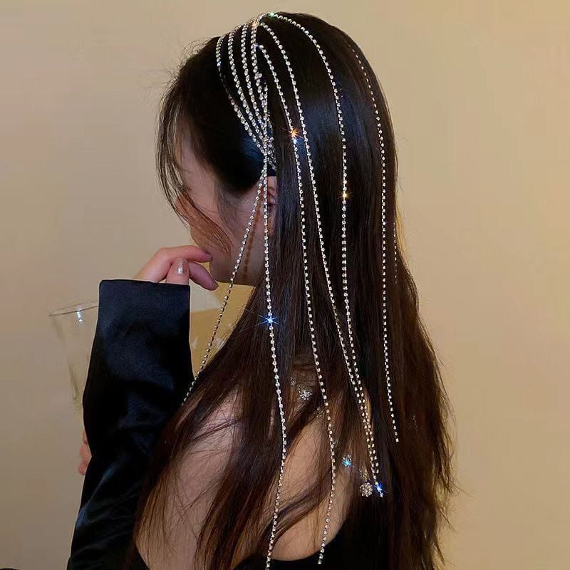 طوق مزين بسلاسل مرصعة بالكريستال