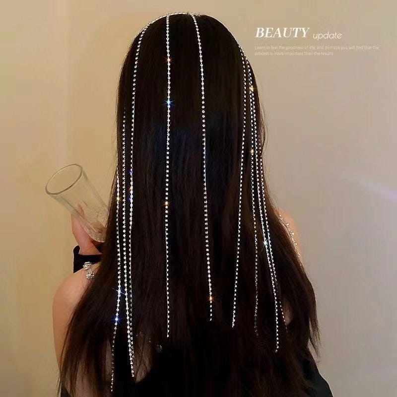 طوق مزين بسلاسل مرصعة بالكريستال