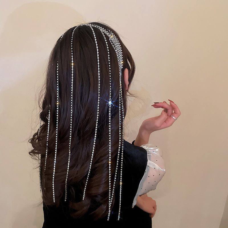 طوق مزين بسلاسل مرصعة بالكريستال