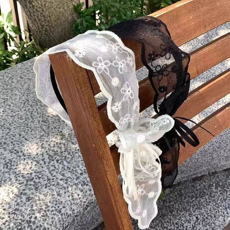 طوق دانتيل فيونكة