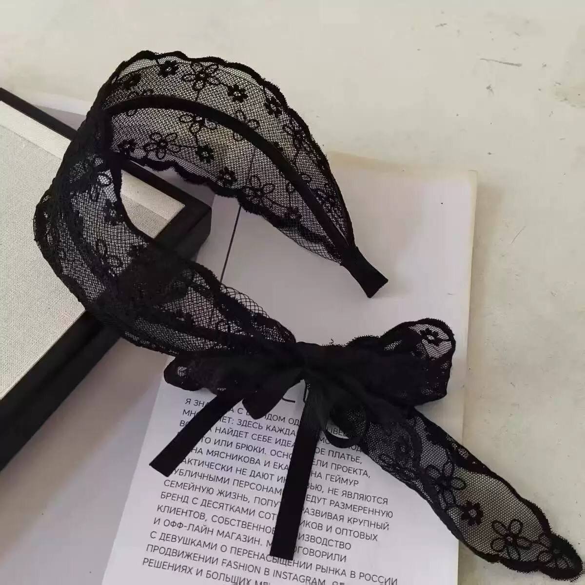 طوق دانتيل فيونكة