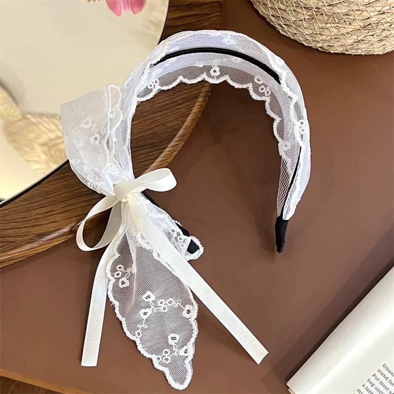 طوق دانتيل فيونكة