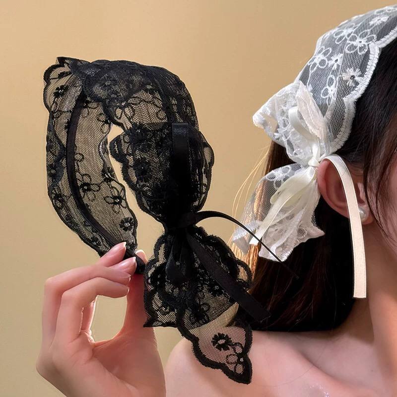 طوق دانتيل فيونكة